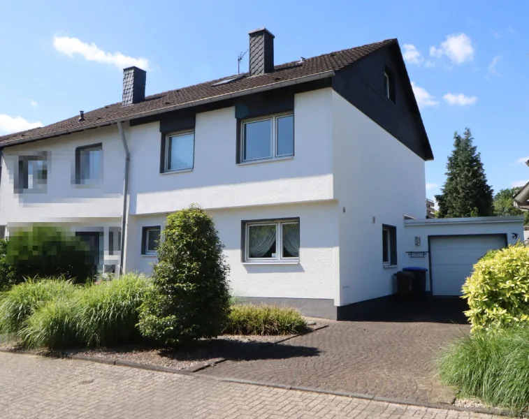Hausansicht - Haus kaufen in Bergisch Gladbach - Verkaufsstart in Schildgen: Familienfreundliche Doppelhaushälfte mit Garage in Sackgassenlage