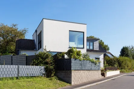 Hausansicht - Haus kaufen in Odenthal - Odenthal-Neschen: Gemütlichkeit trifft modernen Kubus mit zahlreicher Modernisierung