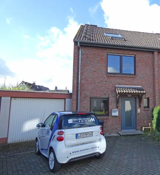 Hausansicht - Haus mieten in Leichlingen - Geräumige Doppelhaushälfte mit Garage in ländlicher Lage von Leichlingen.