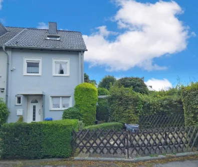 Frontansicht - Haus kaufen in Leverkusen - Reiheneckhaus mit 368m² großen Grundstück, optimal für die kleine Familie!