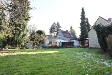 Rückansicht - Haus kaufen in Köln - Ihr Rückzugsort mit großem Garten: Einfamilienhaus; ca. 107 m² Wfl.; nahe Leverkusen