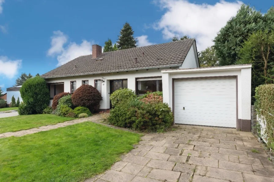 Hausansicht - Haus kaufen in Odenthal - NEU IN ODENTHAL-GLÖBUSCH: Modernisierungsbedürftiges Einfamilienhaus mit ca. 117 m² Wohnfläche