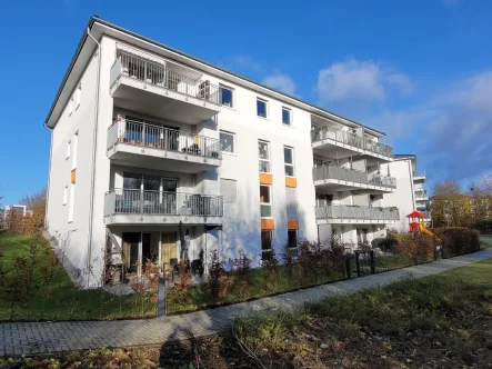 Haus Rückansicht - Wohnung mieten in Leverkusen - Modern geschnittene 3-Zimmer-Wohnung im Erdgeschoss mit Einbauküche und Garten!