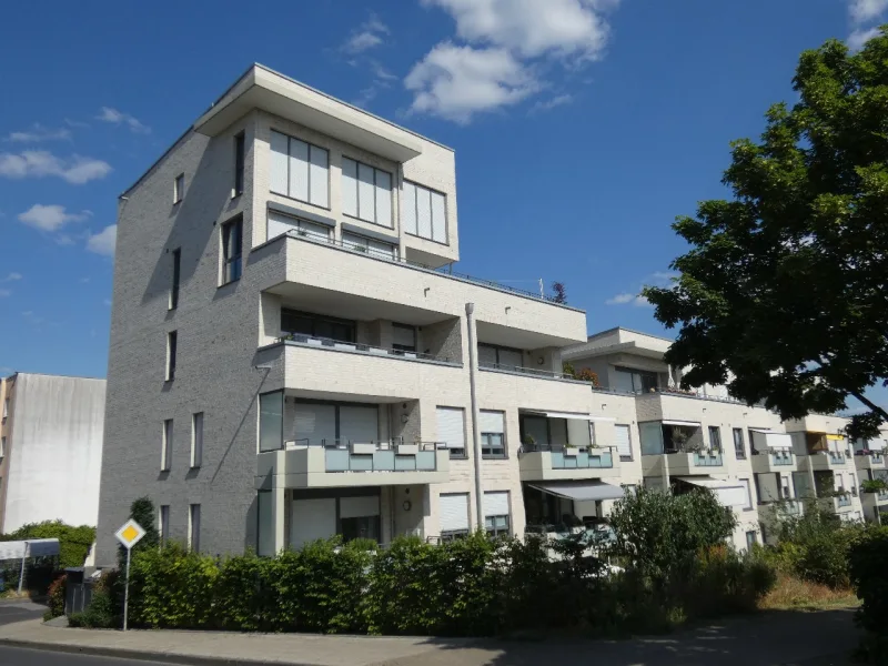 Hausansicht - Wohnung mieten in Leverkusen - Moderne 2-Zimmer-Wohnung mit Einbauküche, großer Sonnenloggia und Aufzug am Rhein