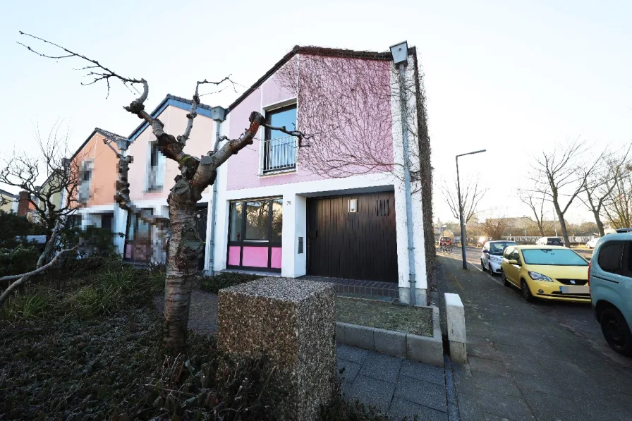 Frontansicht - Haus kaufen in Köln - Verkaufsstart in Höhenhaus: Modernisierungsbedürftiges Reiheneckhaus + Garage