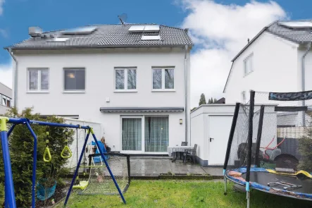 Rückansicht - Haus kaufen in Leverkusen - NEU: Neuwertige familienfreundliche Doppelhaushälfte (BJ 2014) mit Garage in Sackgasse