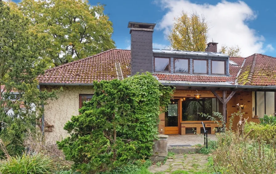 Rückansicht - Haus kaufen in Bergisch Gladbach - NEU: Modernisierungsbedürftiges Einfamilienhaus mit Potenzial, großem Garten, 2 Garagen uvm.