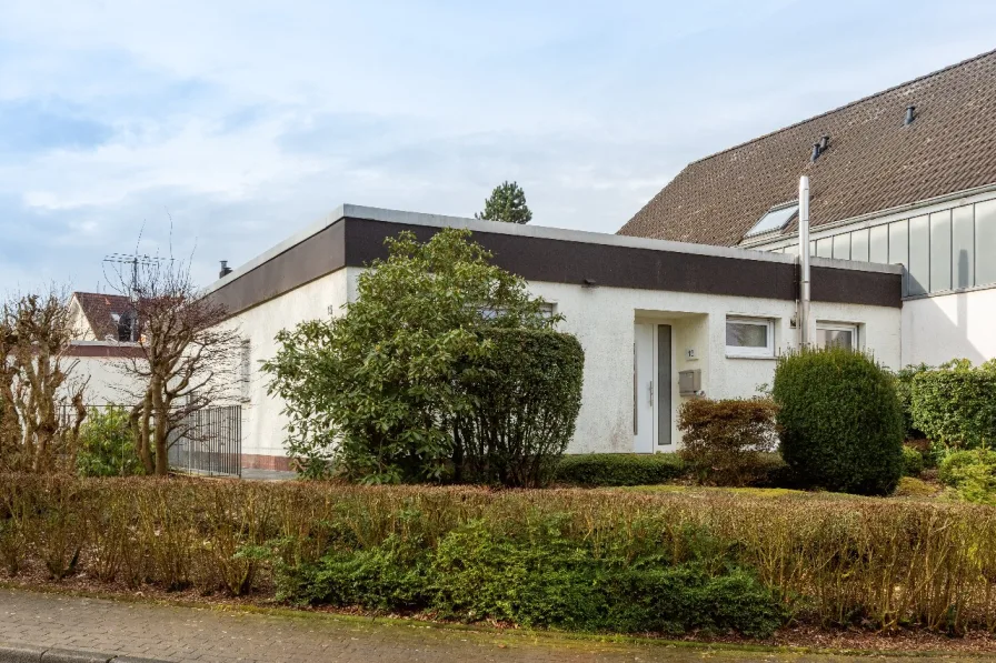 Frontansicht - Haus kaufen in Odenthal - NEU: Großer Bungalow mit ca. 157 m² Wfl. und schönem Garten in naturnaher Lage