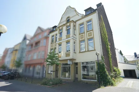 seitliche Straßenansicht - Zinshaus/Renditeobjekt kaufen in Leverkusen - Teilvermietetes WoGe plus Hinterhaus und separater Bauparzelle in Lev.-Wiesdorf - Sanierungsbedarf!