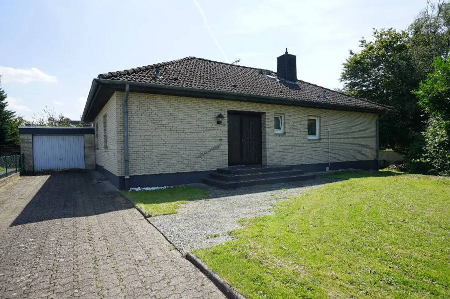 Hausansicht - Haus kaufen in Bergisch Gladbach - Freistehender Bungalow auf großzügigem Grundstück in Bergisch Gladbach-Schildgen!