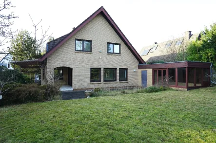 Gartenansicht - Haus kaufen in Leverkusen - Großzügiges freistehendes Einfamilienhaus mit Garage in der Waldsiedlung!