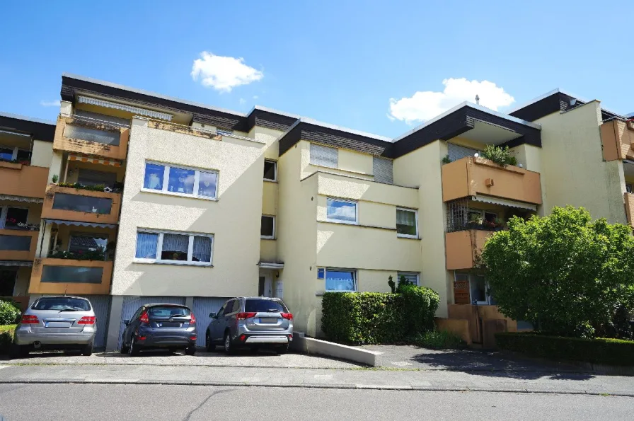 Straßenansicht - Wohnung kaufen in Leverkusen - Bezugsfreie 4-Zimmer-Eigentumswohnung mit Balkon und Garage in Leverkusen-Rheindorf!