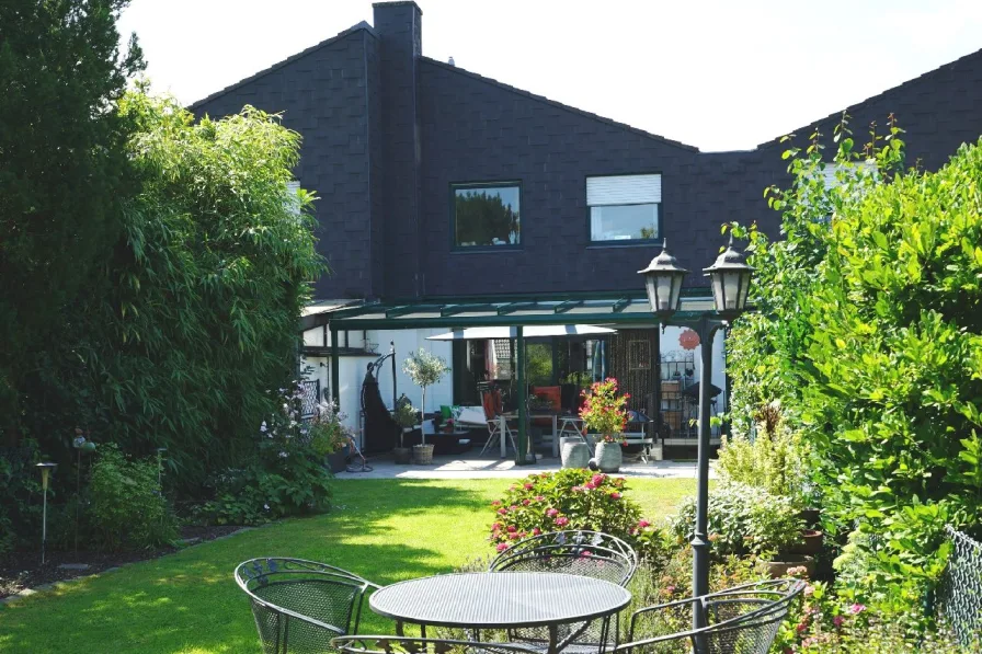 Rückansicht - Haus kaufen in Leverkusen - Für die Familie: Reihenhaus mit Garage und überdachter Terrasse in Leverkusen-Bürrig!