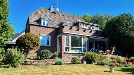 Gartenansicht - Haus kaufen in Leverkusen - Freistehendes Einfamilienhaus mit Flair, großem Carport und Doppelgarage in Lev.-Pattscheid!