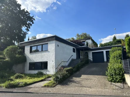 Hausansicht 1 - Haus mieten in Leverkusen - Frei stehendes Einfamilienhaus mit 2 Garagen in TOP-Wohnlage am Leimbacher Berg!