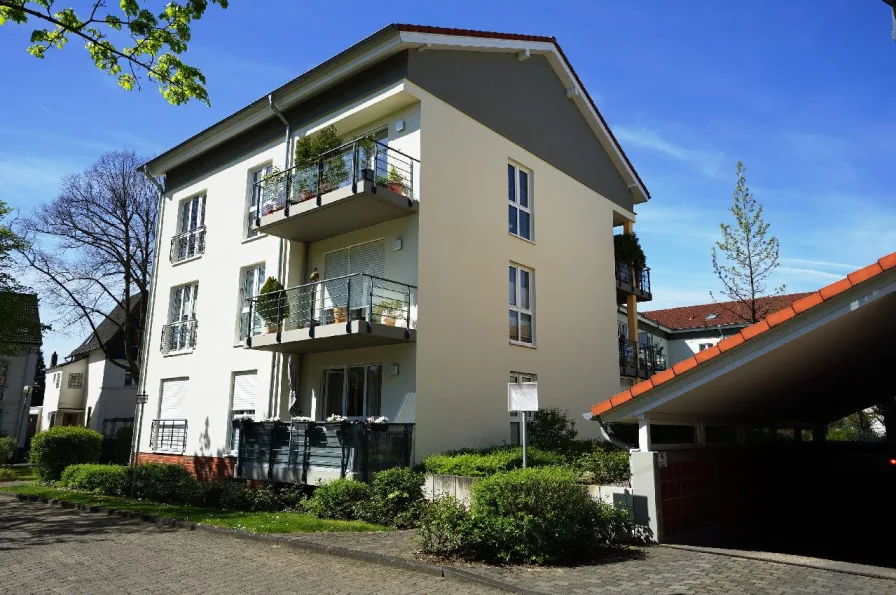 Hausansicht mit TG-Zufahrt - Wohnung kaufen in Leverkusen - Aktuell vermietete 5 1/2 Zimmer-Maisonette mit 2 TG-Stellplätzen in Leverkusen-Schlebusch!