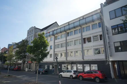 Hausansicht - Büro/Praxis mieten in Leverkusen - Kompakte Büro-/Praxiseinheit (ca. 40 m²) im 1. Obergeschoss im Zentrum von Leverkusen!