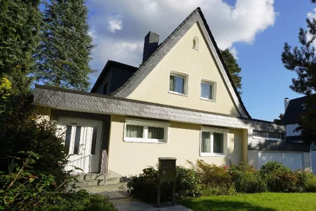 Hauseingang - Haus kaufen in Leverkusen - Freistehendes EFH mit Doppelgarage in TOPP-Lage der Leverkusener Waldsiedlung!