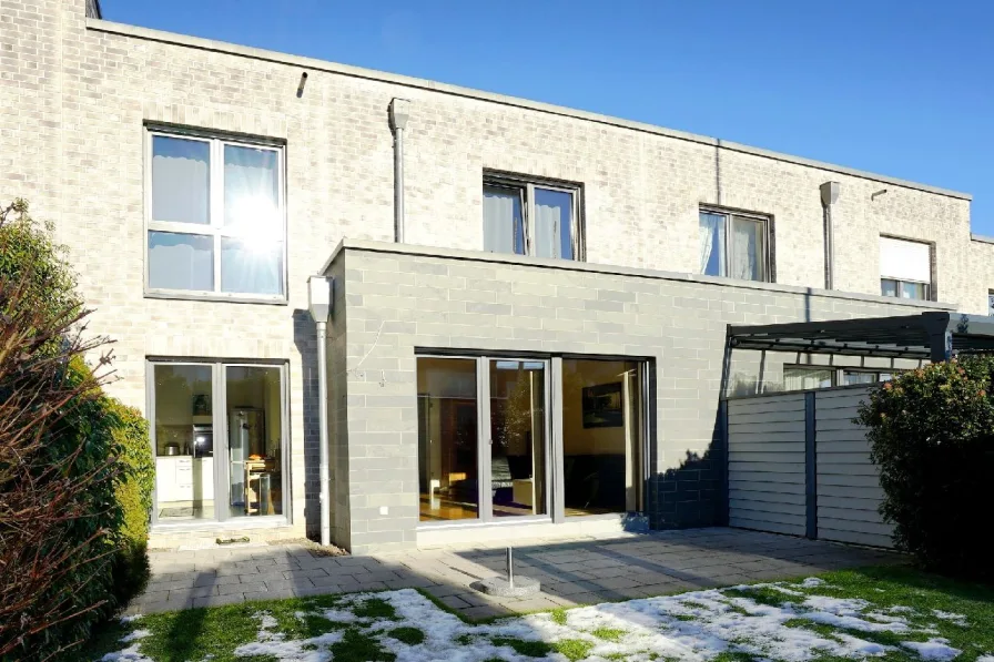 Rückansicht - Haus kaufen in Leverkusen - Topp-Reihenmittelhaus mit Garage inklusive perfekter Lage am Leimbacher Berg in Leverkusen!