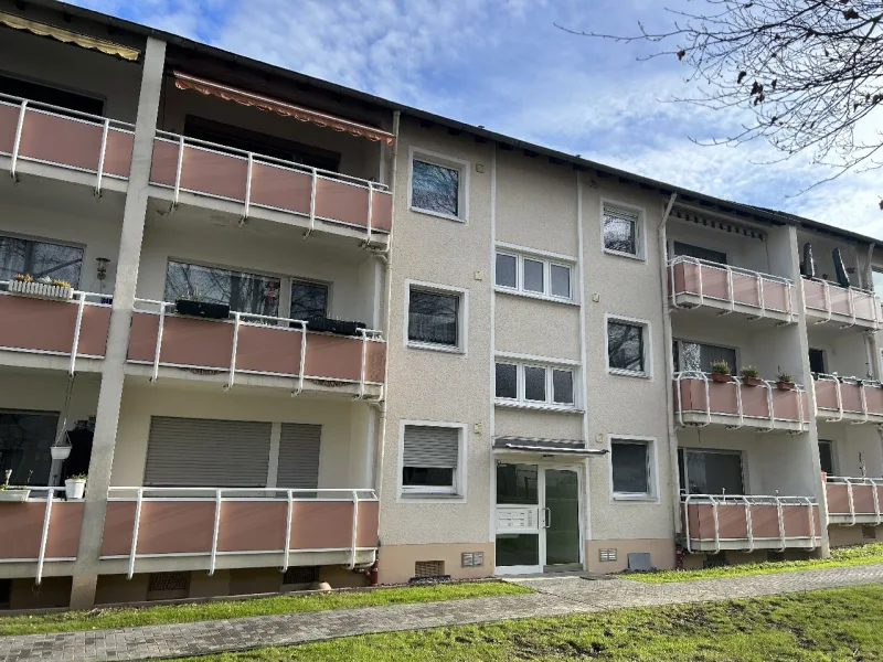 Hausansicht - Wohnung mieten in Leverkusen - Renovierungsbedürftige 3-Zimmer-Wohnung mit Balkon in Leverkusen-Lützenkirchen!