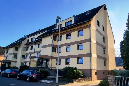 Straßenansicht - Wohnung kaufen in Leverkusen - Vermietetes Single-Appartement mit Südbalkon und Fahrstuhl in gepflegtem Mehrfamilienhaus!