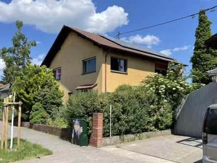 Ansicht - Haus kaufen in Stadecken-Elsheim - Stadecken-Elsheim, solides Zweigenerationen-Haus mit großem Garten und Einzelgarage
