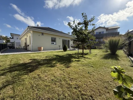 Ansicht Gartenseite - Haus kaufen in Sulzheim - Die Idealbesetzung für zwei Personen. Sonnendurchfluteter Bungalow in absoluter Ruhelage.