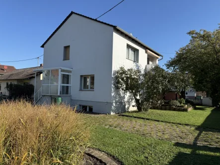 Ansicht - Haus kaufen in Undenheim - Platz für zwei Generationen, hübsches Zweifamilienhaus mit großem Garten in ruhiger Wohnlage