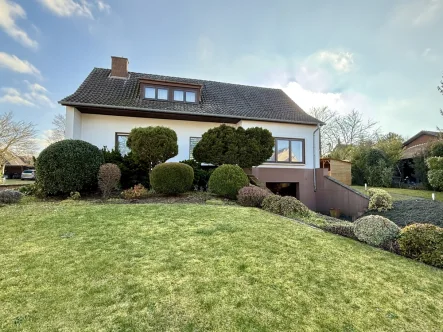 Straßenansicht - Haus kaufen in Undenheim - Wunderbares Einfamilienhaus mit großem Sonnengrundstück in begehrter Wohnlage