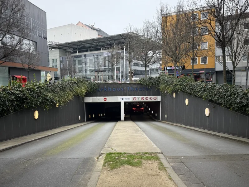 Einfahrt - Garage/Stellplatz kaufen in Mainz - Stellplatz in der Tiefgarage, im Herzen von Mainz, wenige Schritte vom Dom entfernt.