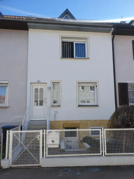 Straßenansicht - Haus kaufen in Böblingen - Gepflegtes Reihenmittelhaus in gesuchter und ruhiger Lage von Böblingen