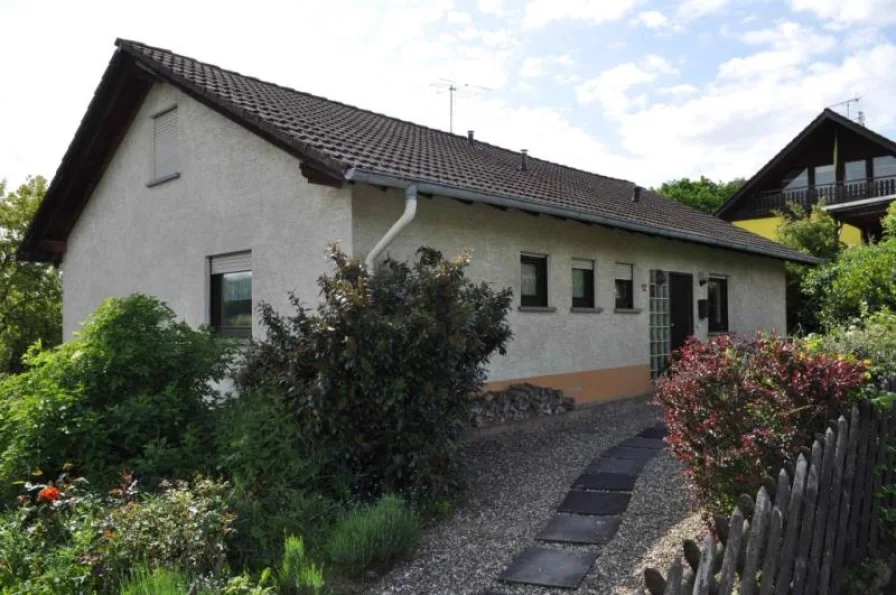 Außenansicht  - Haus kaufen in Ranstadt - Einfamilienhaus auf großem Grundstück mit viel Potenzial 
