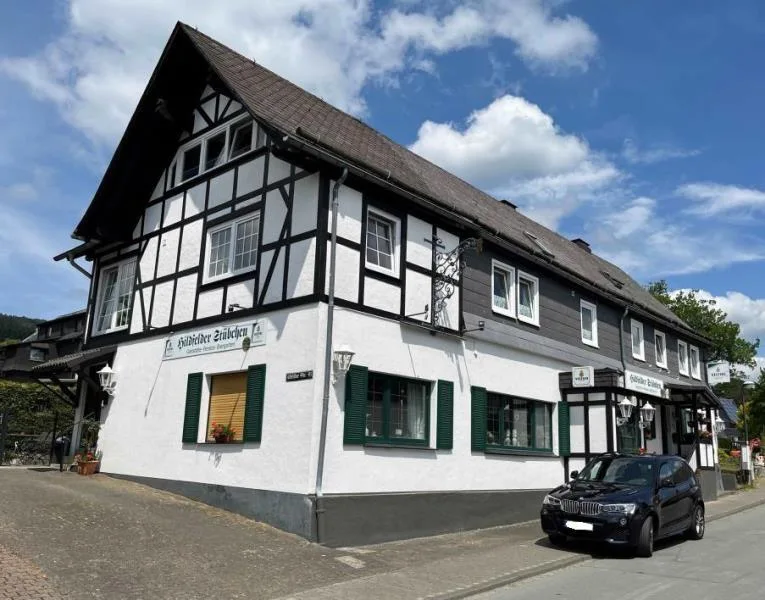 Hausansicht - Haus kaufen in Winterberg - Bed & Breakfast, Restaurant oder einfach nur wohnen. Hier geht alles!