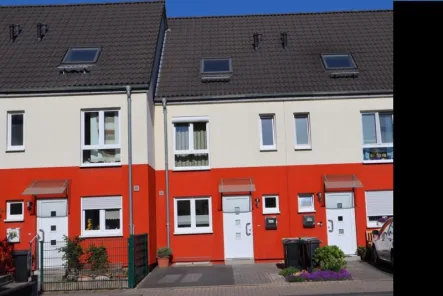 Expose  - Haus kaufen in Köln - Modernes Reihenmittelhaus mit Garten in Köln 