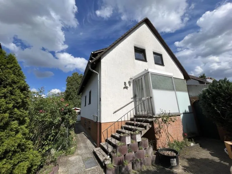 Außenansicht - Haus kaufen in Isernhagen OT Altwarmbüchen - Seltene Gelegenheit! Zweifamilienhaus mit Potential!