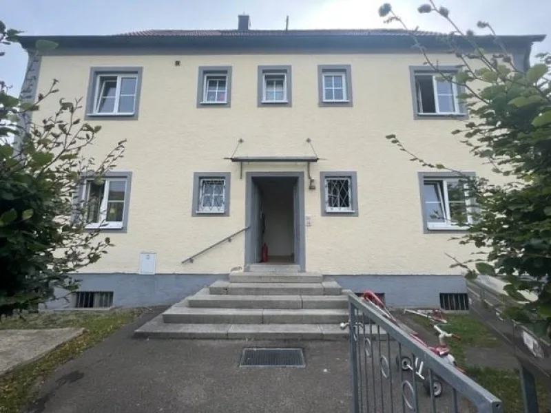 Titelbild - Haus kaufen in Aichach - Attraktives Mehrfamilienhaus mit Garten und Balkon für Kapitalanleger