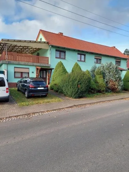 Titelbild - Haus kaufen in Hörselberg-Hainich - Zweifamilienhaus mit überdachter Terrasse
