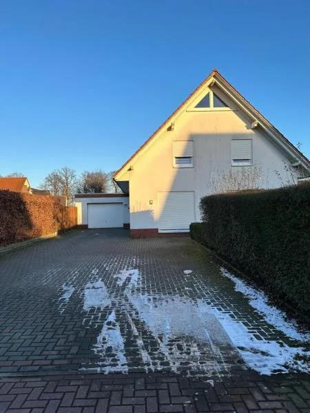 Hausansicht Einfahrt - Haus kaufen in Visbek - Freistehendes Einfamilienhaus mit Garten und Garage