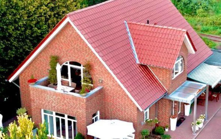 Expose  - Haus kaufen in Saterland - Attraktives Zweifamilienhaus mit vermietetem Erdgeschoss 
