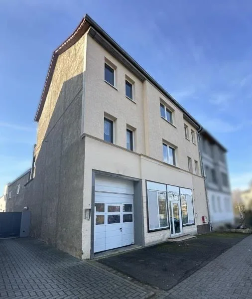 Frontansicht - Haus kaufen in Gotha - Wohn- und Geschäftshaus mit vier Wohn- und einer Gewerbeeinheit