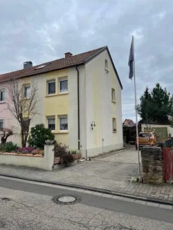Außenansicht - Haus kaufen in Herxheim - Doppelhaushälfte ideal für Paare und Familien!