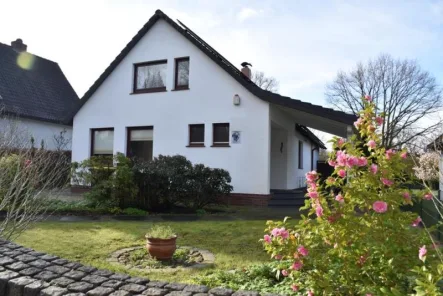 Außenansicht - Haus kaufen in Hamburg - Im grünen Bergstedt: Einfamilienhaus auf Süd-Grundstück, inkl. Pool und Sauna