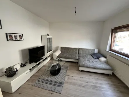 Wohnzimmer - Haus kaufen in Östringen - Schickes Einfamilienhaus für die ganze Familie im Zentrum von Östringens!