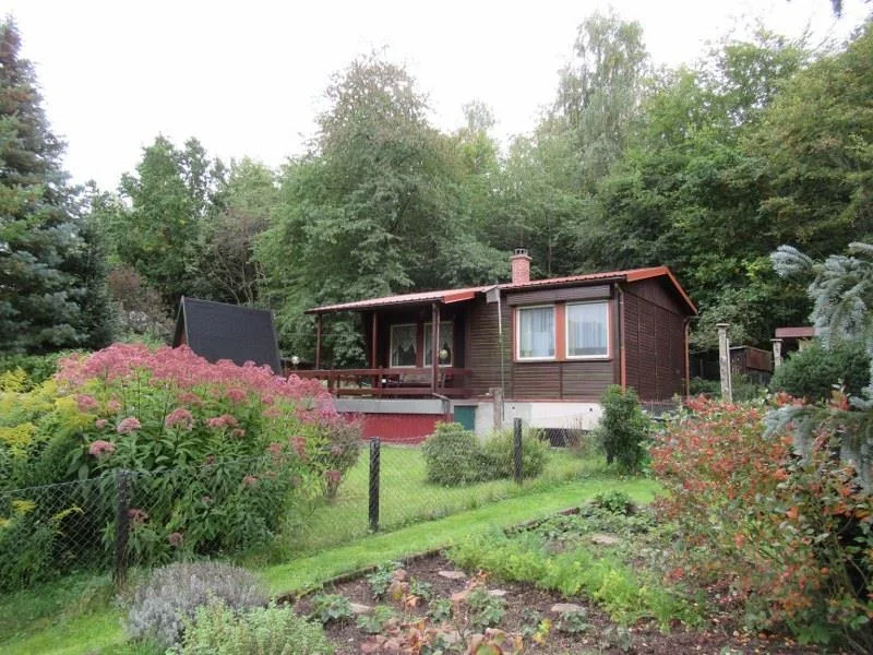 Ferienbungalow  - Haus kaufen in Georgenthal /Thür. Wald - Wochenend- und Ferienhausgrundstück mit Bungalow, Finnhütte und Gerätehaus