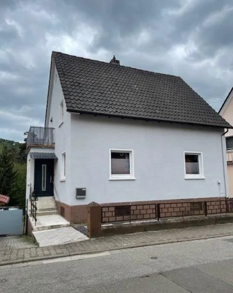 Hausansicht - Haus kaufen in Elmstein - Freistehendes Einfamilienhaus mit Garten in ruhiger Lage