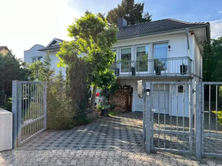 Expose  - Haus kaufen in Mörfelden-Walldorf - Willkommen in Ihrem neuen Zuhause – ein echtes Schmuckstück mit gehobenem Wohnambiente!