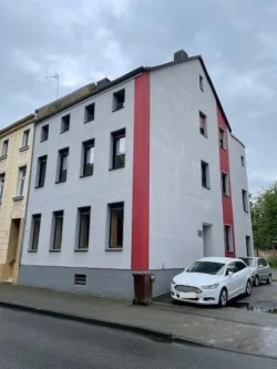 Hausansicht - Wohnung kaufen in Mönchengladbach - Geräumige Erdgeschosswohnung mit großer Garage