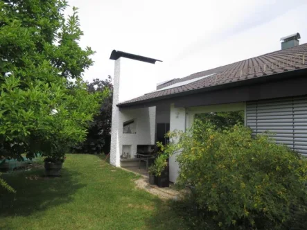 Expose  - Haus kaufen in Leonberg - Villa in schöner Lage von Leonberg-Gebersheim am Feldrand