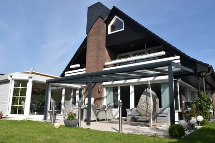 Terrasse - Haus kaufen in Barsbüttel - Moderne Eleganz–Stilvolles Zweifamilienhaus in ruhiger Wohngegend