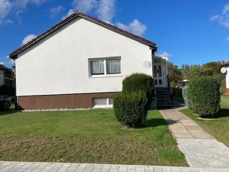 Aussenansicht mit Eingangsbereich - Haus kaufen in Bad Doberan - Kleines Einfamilienhaus mit viel Potenzial 